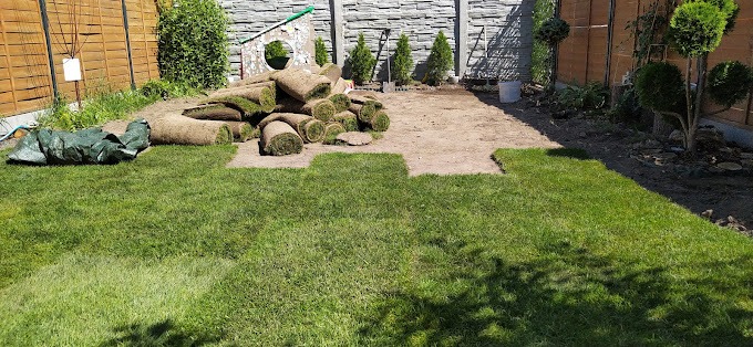 rozwijanie i montaż trawy z rolki