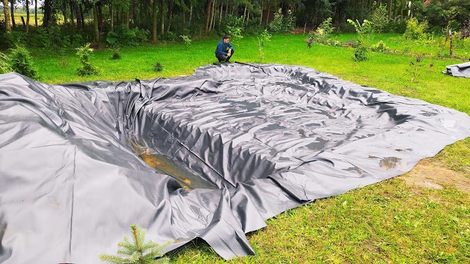 połowa robienia oczka wodnego połozenie folii siatki na krety