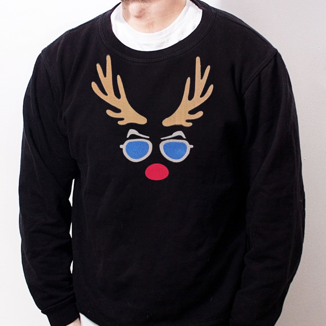 Czarna bluza z wyhaftowanym reniferem w okularach, złote rogi, niebieskie szkła, czerwony nos, widoczne ściegi.