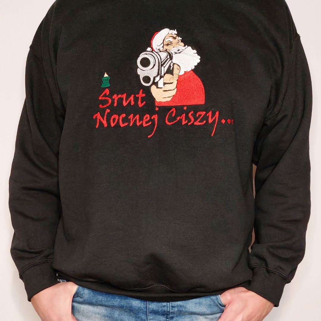 Czarna bluza z haftowanym motywem Świętego Mikołaja celującego pistoletem i napisem 'Srut Nocnej Ciszy...' w kolorze czerwonym.