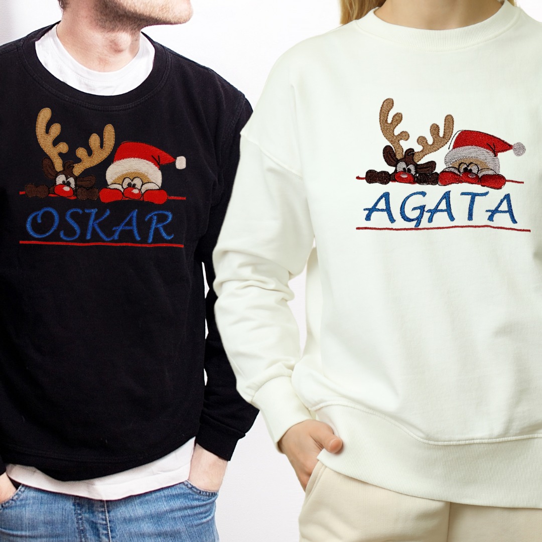 Dwie osoby w bluzach z haftowanymi reniferami w czapkach Mikołaja i imionami Oskar i Agata, prezentacja z bliska