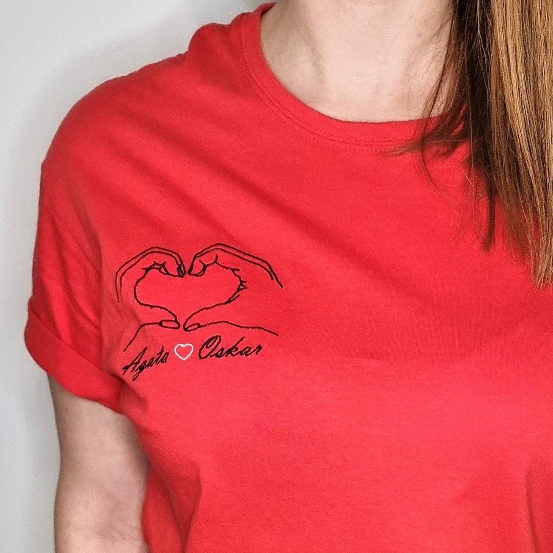 t-shirt personalizowany z walentynkowym haftem
