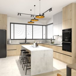 Flare Design Agata Mucha - Jasna kuchnia z drewnianymi frontami, wyspą i czarnymi hokerami. Oświetlenie punktowe i duże okno z żaluzjami. Nowoczesny design z dbałością o detale.