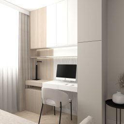 Flare Design Agata Mucha - Jasne biuro w mieszkaniu: biurko z komputerem, krzesło, szafki wiszące, lampka, sofa i dekoracje. Całość w neutralnej kolorystyce, z akcentami drewna i bieli.