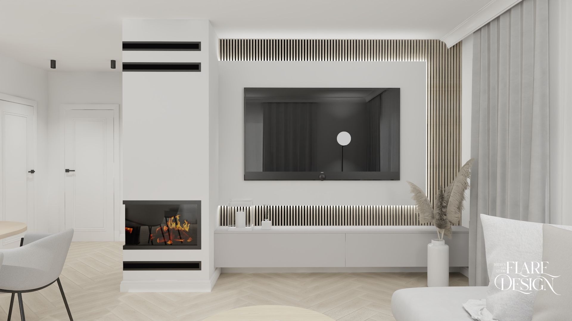 Minimalistyczny salon z kominkiem, telewizorem na ścianie z drewnianymi lamelami i dekoracyjnym wazonem z trawami pampasowymi, widoczny fragment sofy z poduszką i parkiet w jodełkę.