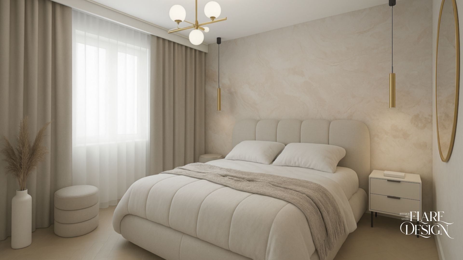 Beżowa sypialnia w neutralnych barwach z dużym łóżkiem, lampami wiszącymi i okrągłym lustrem. Ściana z efektem marmuru i logo projektanta w prawym dolnym rogu.