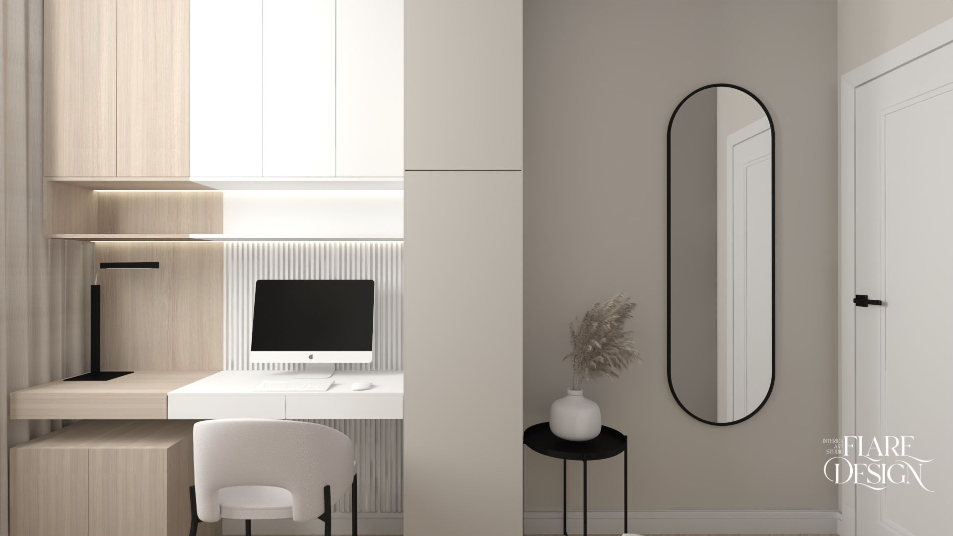 Nowoczesny gabinet w beżach: biurko z komputerem, lampka, krzesło, wysoka zabudowa meblowa, lustro w czarnej ramie, dekoracja z suszonych traw w wazonie.