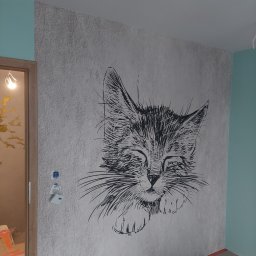E&K BUD Krzysztof Smolarczyk - Ściana z szarą tapetą o fakturze z czarnym rysunkiem kota, widoczne przygotowania do wykończenia, zabezpieczenia na podłodze.