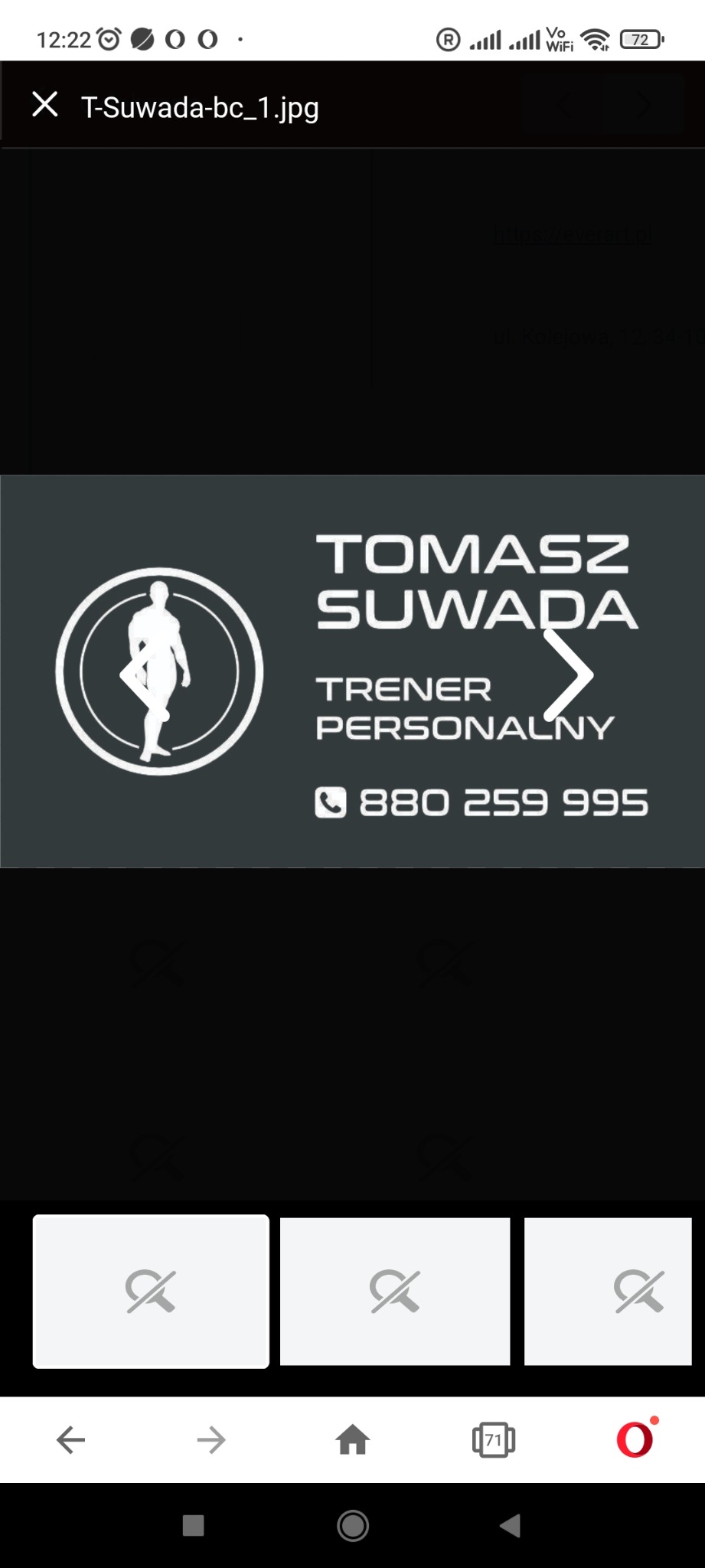 Wizytówka z imieniem i nazwiskiem Tomasz Suwada, opisem zawodu i numerem telefonu, obok sylwetka ćwiczącego mężczyzny w okręgu, na szarym tle.