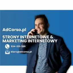 Mężczyzna w garniturze z Zawiercia uśmiecha się podczas rozmowy przez telefon na tle niebieskiego baneru z napisem 'AdCorso.pl STRONY INTERNETOWE & MARKETING INTERNETOWY' oraz danymi kontaktowymi.