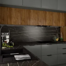 Nowoczesna kuchnia z drewnianymi frontami szafek wiszących i szarymi szafkami dolnymi, blatem z czarnego marmuru z białym żyłowaniem, czarną armaturą i wbudowanym piekarnikiem.