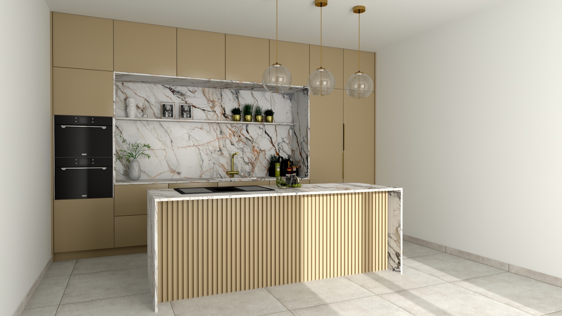 Elegancka kuchnia z wyspą, fronty w odcieniach beżu, marmurowy backsplash i blat, wiszące szklane lampy, zabudowane piekarniki.