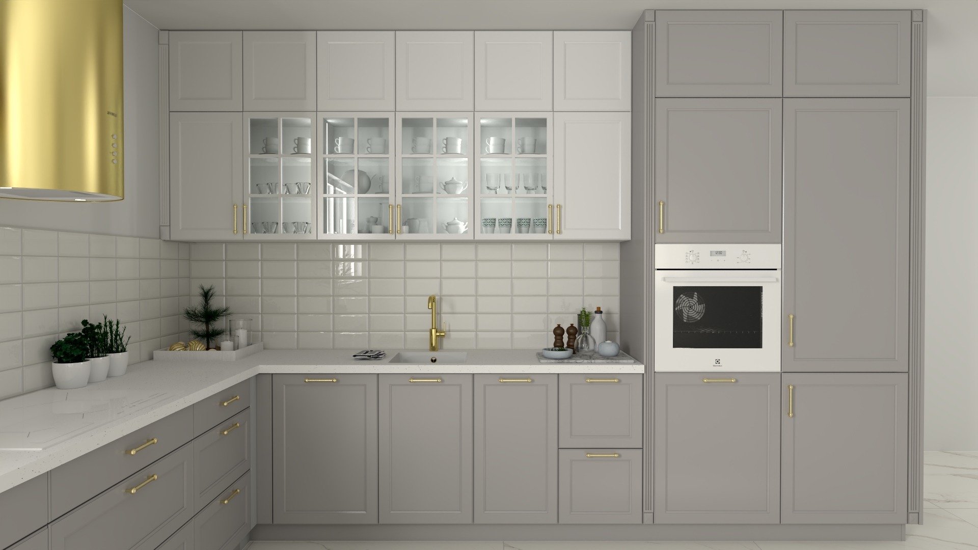 Szaro-biała kuchnia na wymiar z złotymi akcentami: bateria, uchwyty, okap. Górne szafki z przeszklonymi frontami, białe płytki na ścianie.