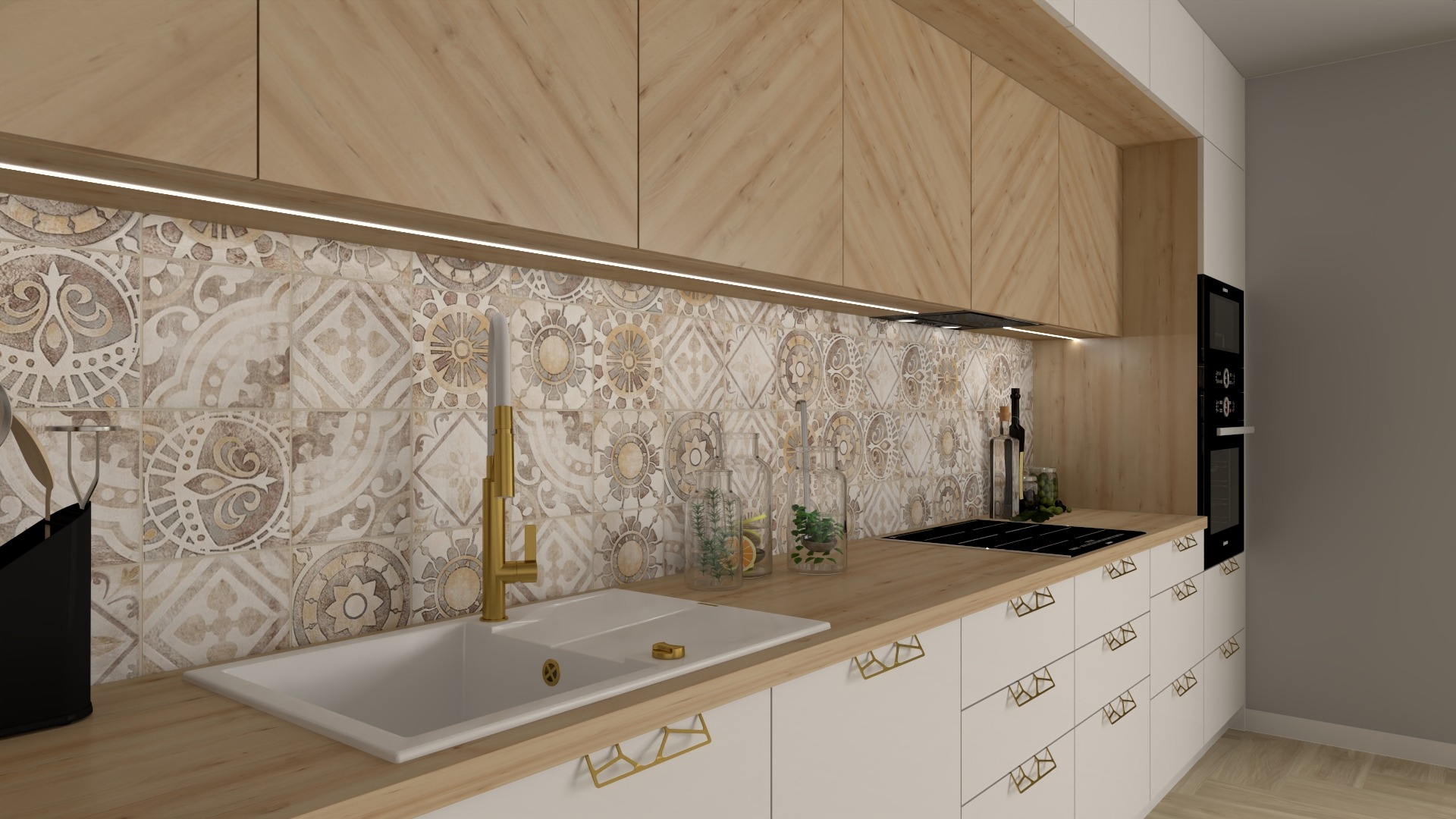 Wizualizacja kuchni z drewnianymi szafkami górnymi o wzorze jodełki, białymi szafkami dolnymi z geometrycznymi złotymi uchwytami, ozdobnymi płytkami nad blatem oraz złotą baterią przy białym zlewie.