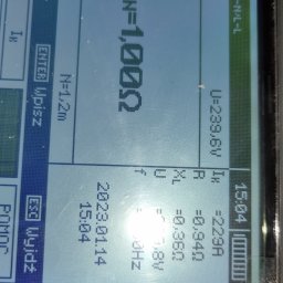 SWAP ENERGY MACIEJ JAROCKI - Ekran miernika instalacji fotowoltaicznej z wynikami pomiaru impedancji pętli zwarcia ZL-N=1,00Ω, napięcia U=239.6V oraz prądu Ik=2.29A, data 2023.01.14, godzina 15:04.
