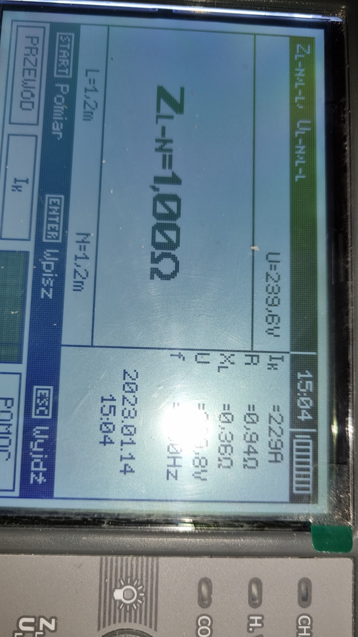 Ekran miernika instalacji fotowoltaicznej z wynikami pomiaru impedancji pętli zwarcia ZL-N=1,00Ω, napięcia U=239.6V oraz prądu Ik=2.29A, data 2023.01.14, godzina 15:04.