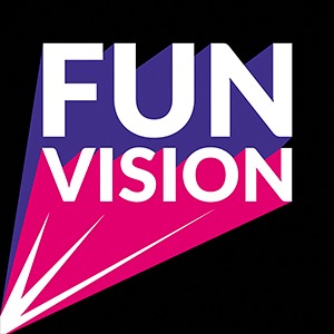 Logo firmy FUN VISION z białym napisem na fioletowo-różowym tle z czarnym tłem, stylizowane na światło reflektorów.