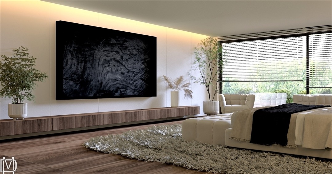 Nowoczesna sypialnia z dużym czarnym obrazem na ścianie, drewnianą szafką RTV, roślinami w doniczkach i łóżkiem z czarną narzutą, widok na ogród przez okno z żaluzjami.