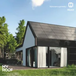 Nowoczesny dom z dachem pokrytym panelami fotowoltaicznymi, widok z zewnątrz, duże okna z białymi zasłonami, otoczenie zielone, na pierwszym planie trawnik, w tle drzewa.