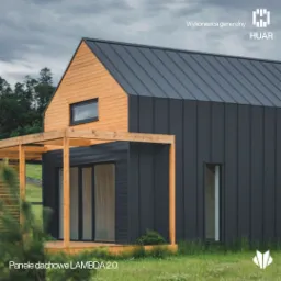 Nowoczesny dom z czarną elewacją z paneli i drewnianym wykończeniem, duży taras z drewnianą pergolą, widok z zewnątrz na tle zieleni.