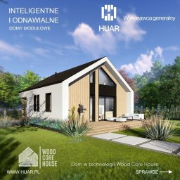 HUAR spółka z ograniczoną odpowiedzialnością - Wizualizacja domu w technologii Wood Core House z elementami drewna na elewacji, tarasem z białymi meblami i zadbanym trawnikiem, logo firmy HUAR w górnym rogu.