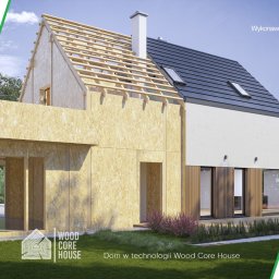 HUAR spółka z ograniczoną odpowiedzialnością - Dom w trakcie budowy, widoczna konstrukcja szkieletowa z płyt OSB i drewnianych belek, część budynku z wykończoną elewacją i oknami, dach pokryty dachówką, komin.