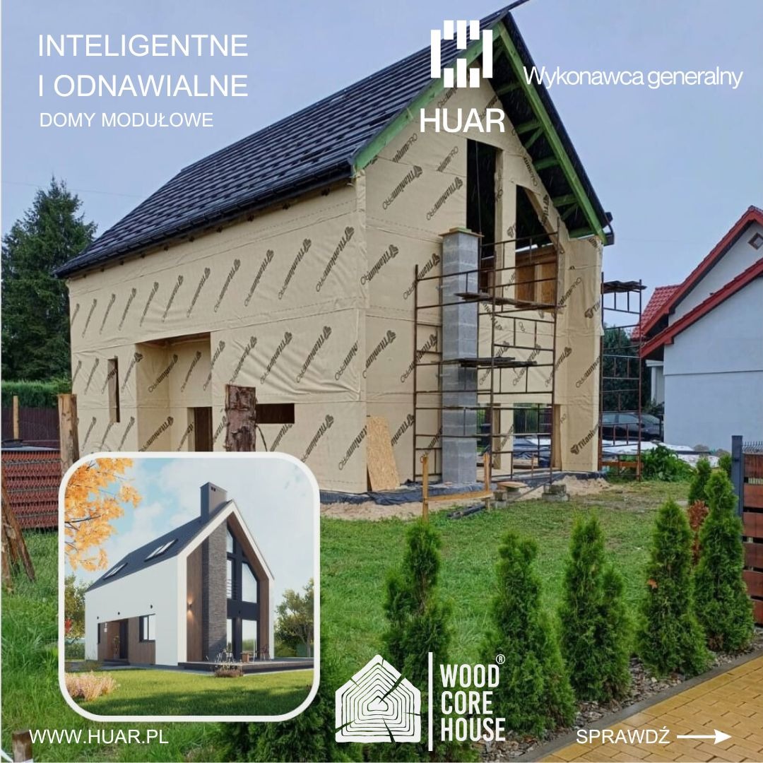 Wznoszony dom z beżową membraną paroprzepuszczalną, widoczne rusztowania i komin w trakcie budowy, w tle wizualizacja gotowego domu z dużymi przeszkleniami i wykończoną elewacją.