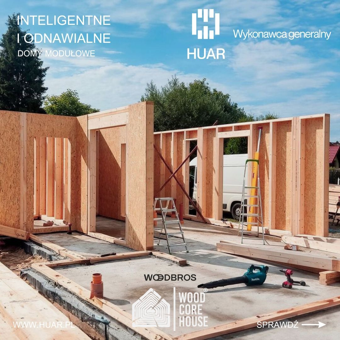 Wznoszenie drewnianej konstrukcji budynku w technologii modułowej, widoczne ściany z drewnianych belek, drabiny, narzędzia budowlane i częściowo widoczny samochód dostawczy w tle, logo firm...