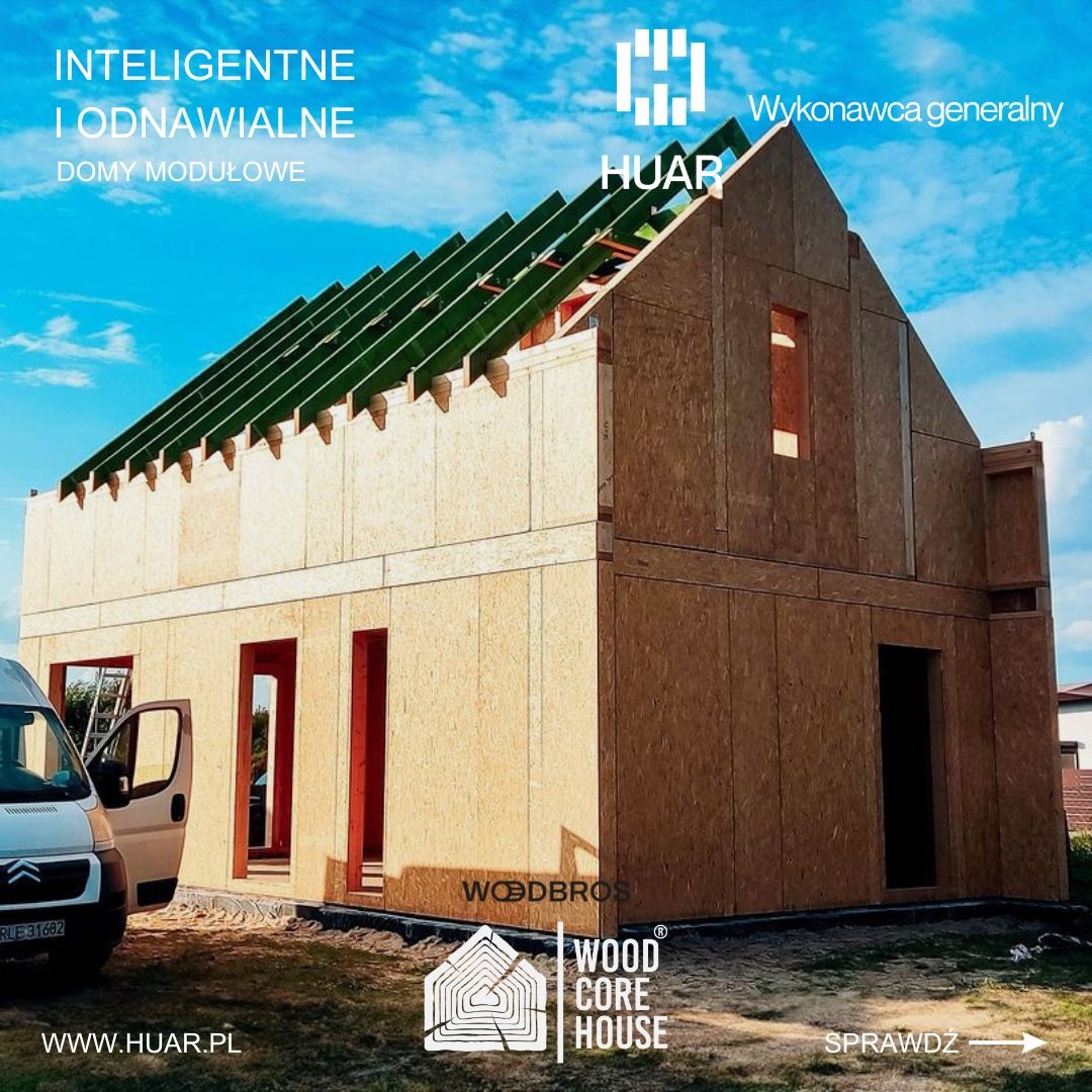 Wznoszenie dwukondygnacyjnego domu w technologii modułowej, widoczne panele ścienne z płyty OSB, zielone krokwie dachu, częściowo otwarty van z przodu, logo firmy HUAR na elewacji.