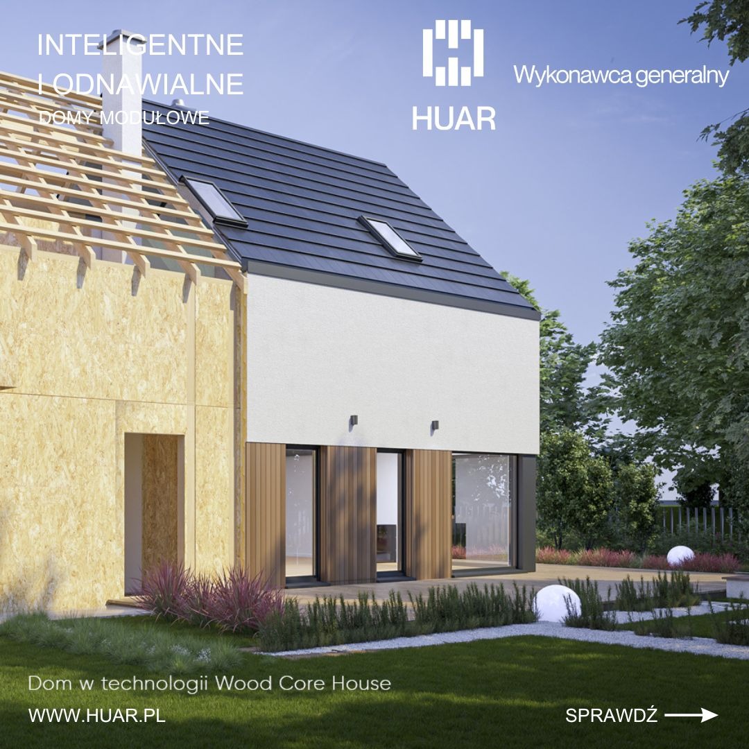 Wizualizacja domu w technologii Wood Core House, prezentująca etap budowy z widoczną konstrukcją szkieletową obok gotowej, otynkowanej części z oknami i ciemną dachówką, otoczonego zielenią...