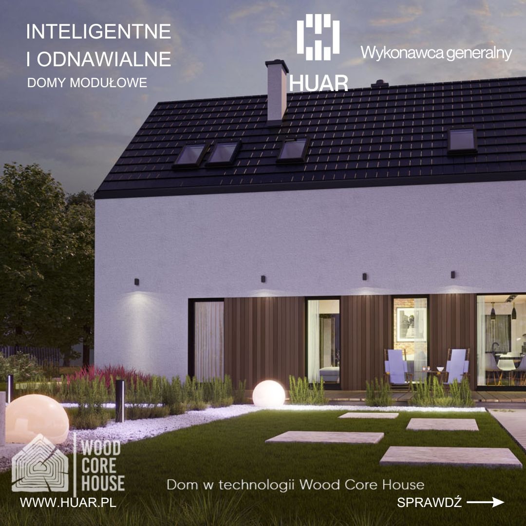 Nowoczesny dom modułowy z płaskim dachem i dużymi oknami, oświetlony kulistymi lampami ogrodowymi, prezentacja firmy HUAR z logo i hasłem 'Dom w technologii Wood Core House'.