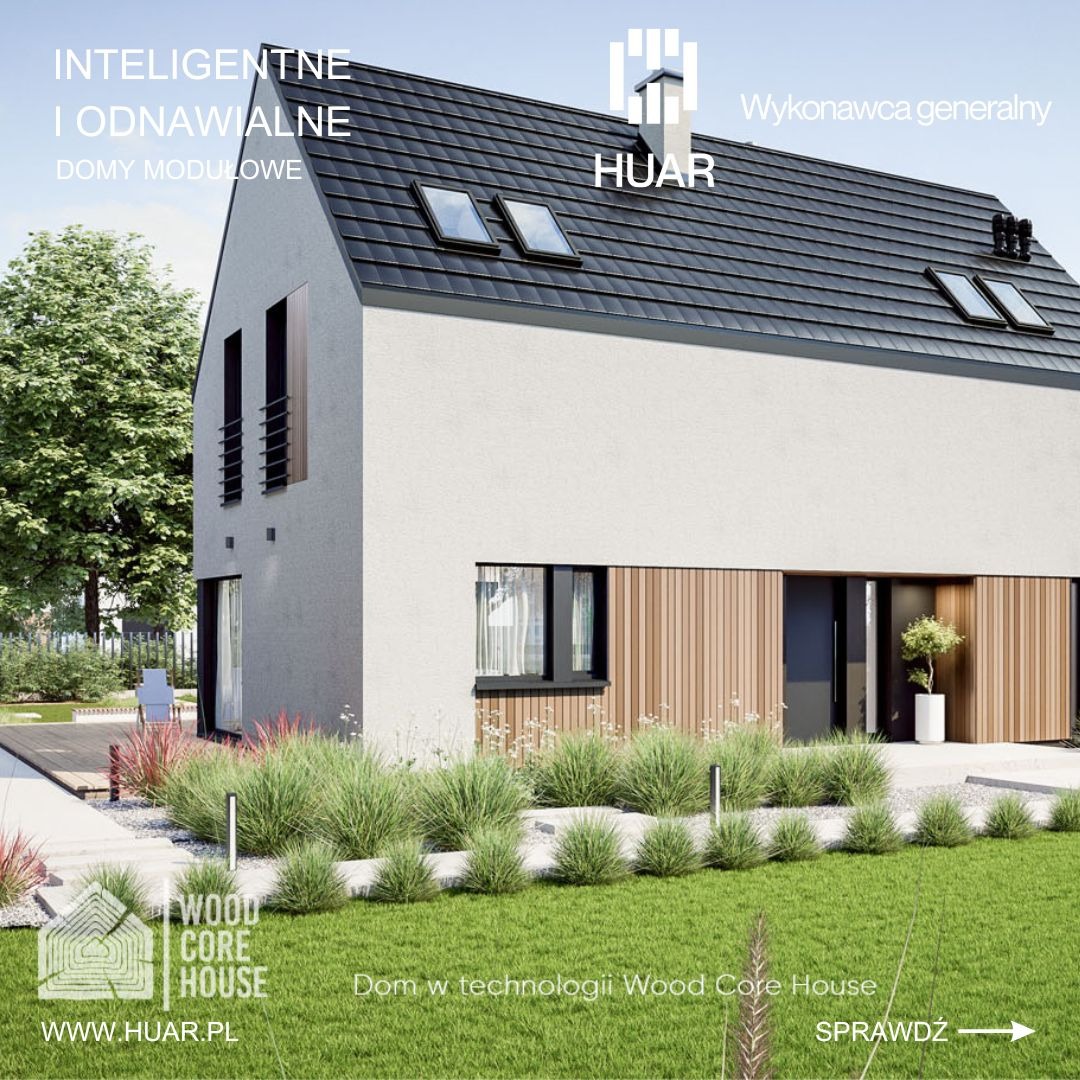 Wizualizacja nowoczesnego domu z białymi ścianami i ciemnym dachem z oknami dachowymi, otoczonego zielonym trawnikiem z ozdobnymi trawami. Fragment drewnianej elewacji przy wejściu. Logo firmy HUAR...