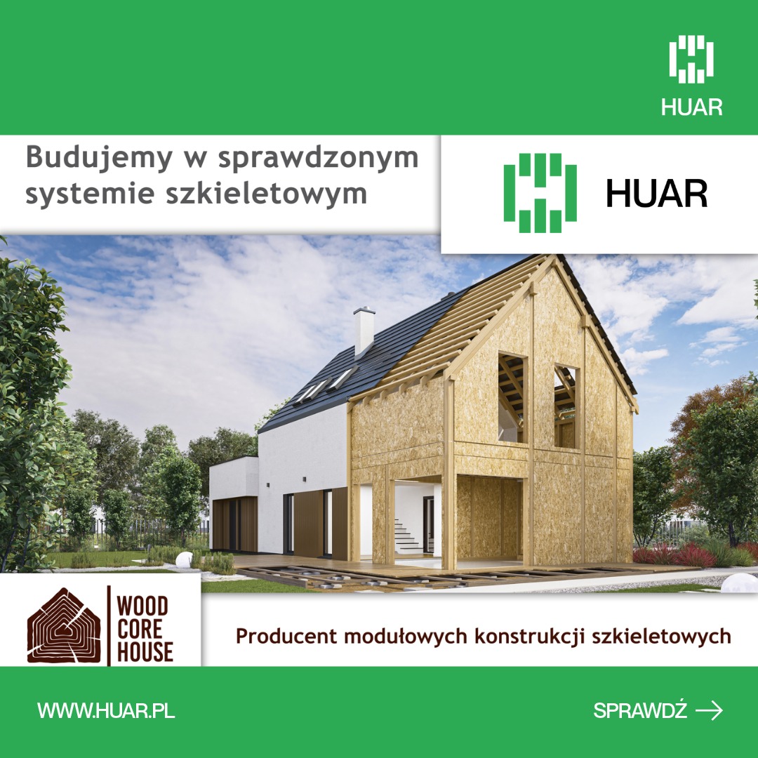 Dom szkieletowy w trakcie budowy w Warszawie, widoczna konstrukcja z płyt OSB, biała elewacja części budynku, dach pokryty czarną dachówką, na pierwszym planie elementy konstrukcyjne.