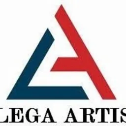 Logo firmy Lega Artis: stylizowany trójkąt podzielony na dwie części - lewa dolna w kolorze granatowym, prawa górna w kolorze czerwonym, tworzące literę A. Pod spodem nazwa firmy.