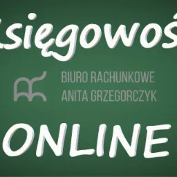 Grafika z napisem 'Księgowość' i 'ONLINE' w białych, trójwymiarowych literach na zielonym tle, poniżej szary napis 'BIURO RACHUNKOWE ANITA GRZEGORCZYK' oraz szare logo.