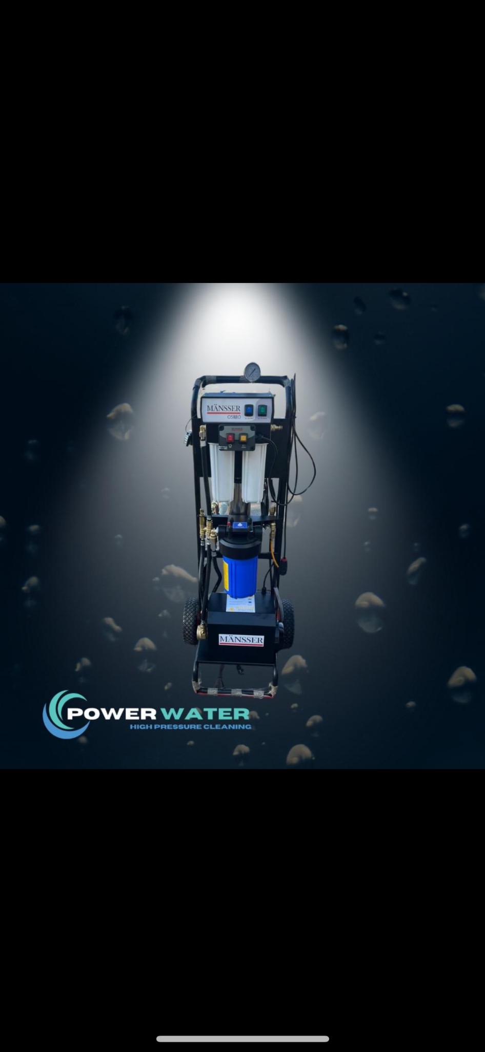 Mobilna stacja uzdatniania wody Mänsser OSMO na wózku, z manometrem i filtrami, podświetlona na tle z kroplami wody, z logo Power Water High Pressure Cleaning.