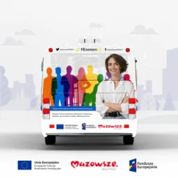 Tył białego samochodu z grafiką przedstawiającą kolorowe sylwetki ludzi, mapę i uśmiechniętą kobietę w białej koszuli. Grafika promuje Fundusze Europejskie dla Mazowsza.
