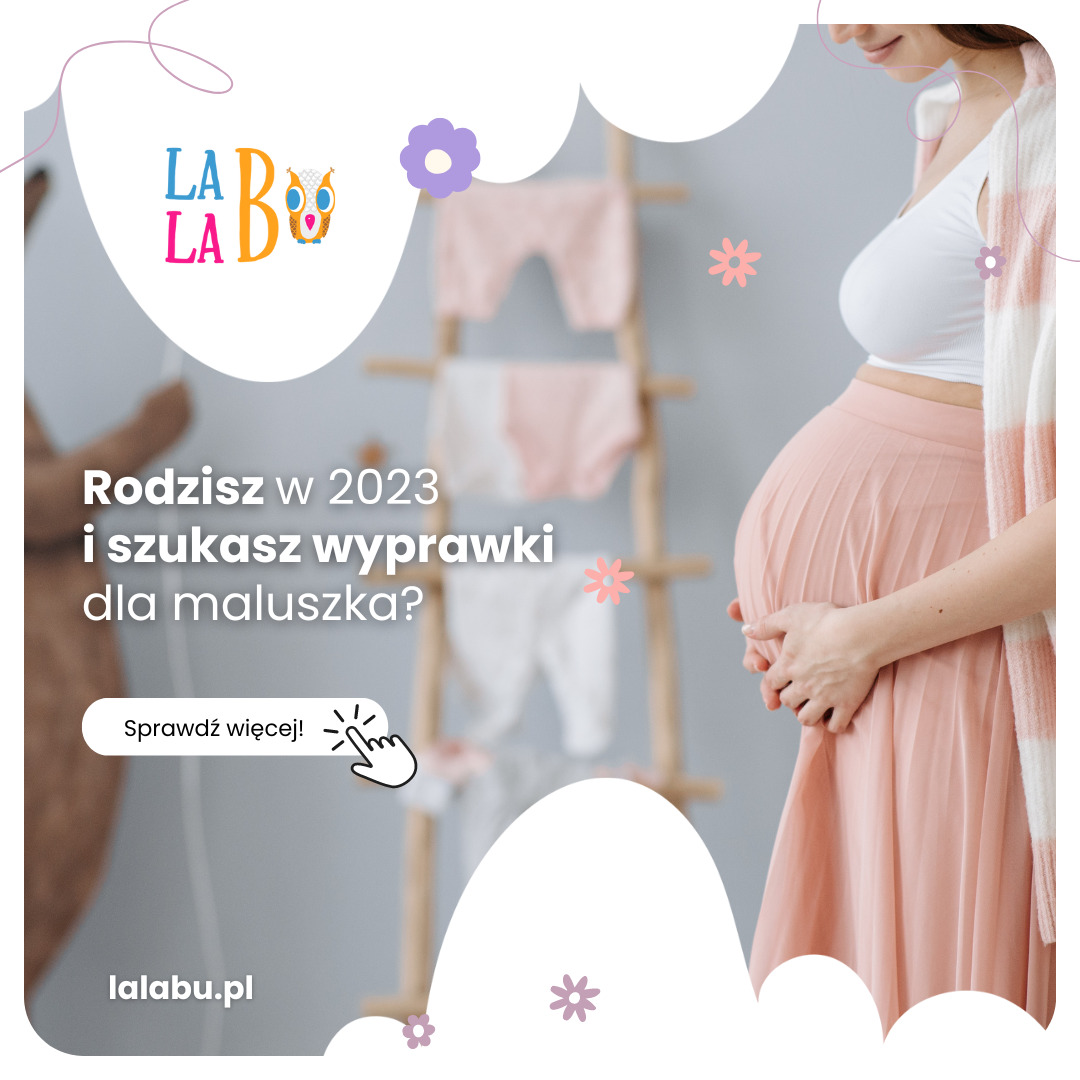 Kobieta w ciąży w różowej spódnicy, dłonie na brzuchu, w tle drabinka z ubrankami dla niemowląt, tekst 'Rodzisz w 2023 i szukasz wyprawki dla maluszka?'