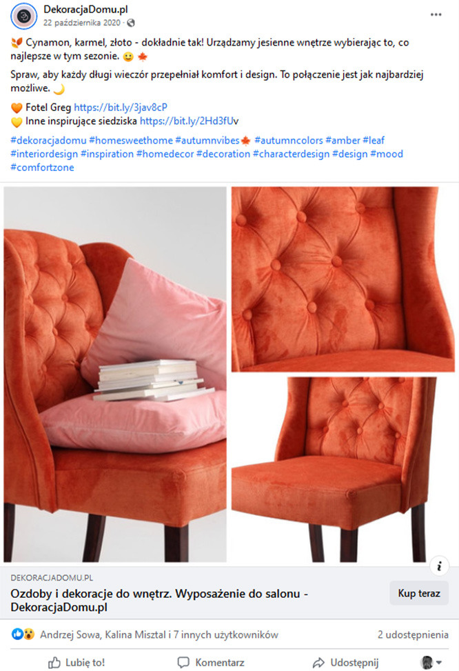 Karmelowy fotel z pikowanym oparciem, różowa poduszka i stos białych książek na siedzisku, prezentowany w kolażu z detalami tapicerki i nóg.