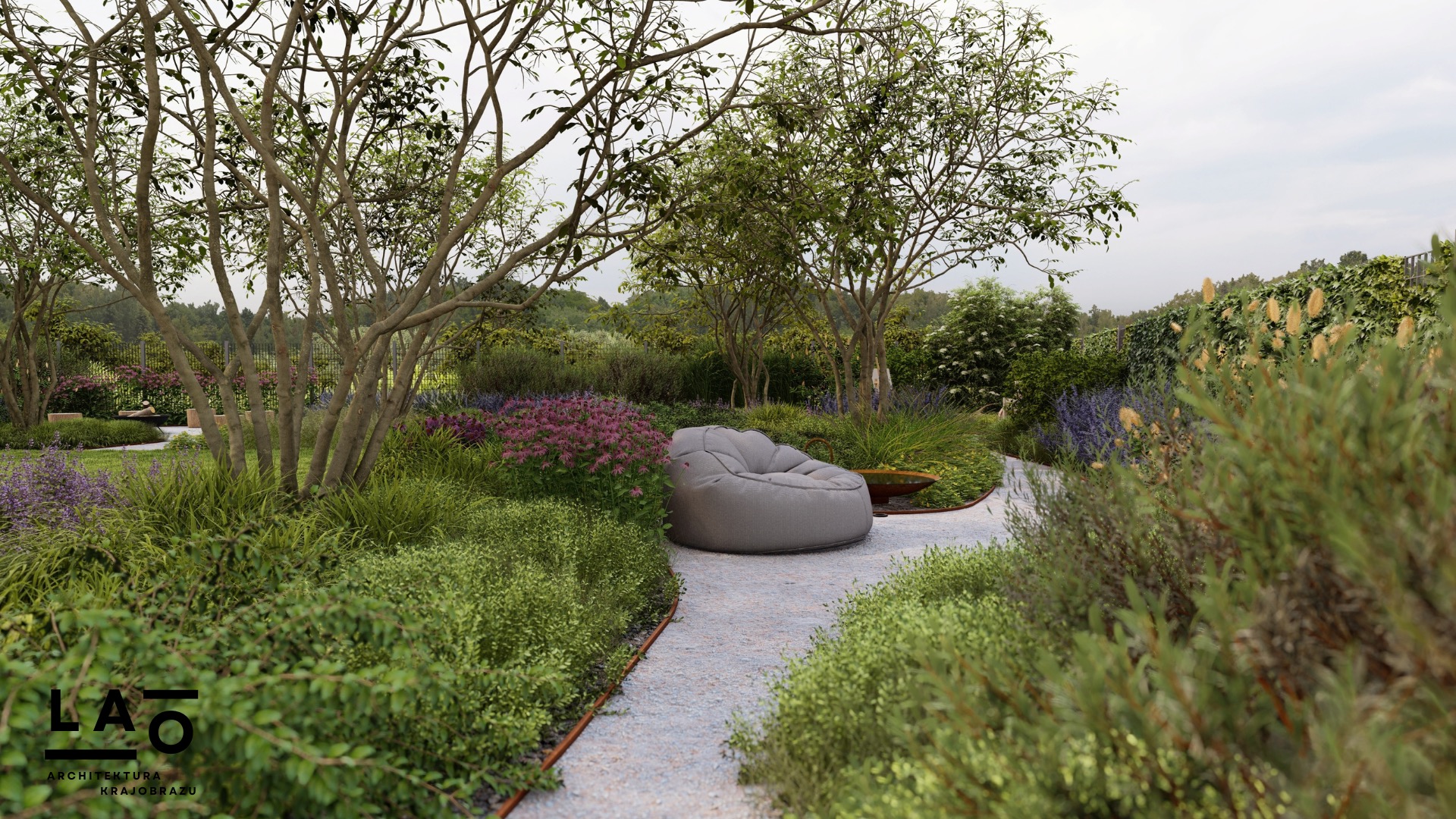 Wizualizacja ogrodu z ścieżką z drobnego żwiru, otoczoną różnorodną roślinnością, w tym kwitnącymi bylinami i drzewami; szara pufa relaksacyjna umieszczona na ścieżce, w tle widoczny żywopłot.