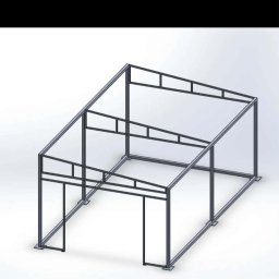 Nikmet Marcin Nikodem - Model 3D szkieletu garażu blaszanego z dwuspadowym dachem, widok z perspektywy, na białym tle. Widoczne słupy, belki i otwory na drzwi.