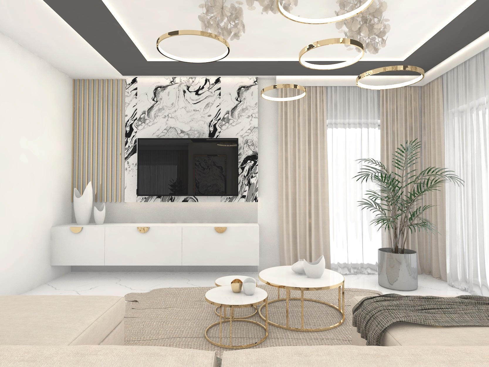 Nowoczesny salon z białymi meblami, marmurową ścianą za telewizorem, złotymi akcentami na lampach i stolikach kawowych, oraz rośliną doniczkową w szarej osłonce.