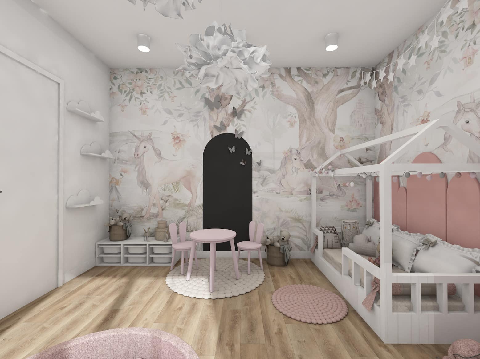 Pokój dziecięcy z motywem jednorożców na tapecie, różowy stolik z krzesłami, białe łóżko w kształcie domku z różowym zagłówkiem, dywaniki w pastelowych kolorach, oraz ozdobne chmury na ścianie.
