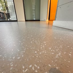 Żywica poliuretanowa z efektem terrazzo.

Szukasz podłogi, która jest elegancka jak kamień, ale ciepła, cicha i trwała? Ten system żywiczny to nowoczesna alternatywa dla klasycznego terrazzo – lekki, bezspoinowy i estetyczny.