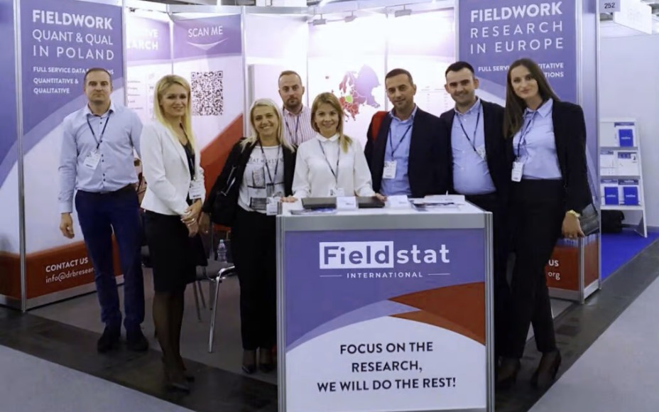 Zespół Fieldstat International prezentuje się na stoisku targowym z hasłem 'Focus on the research, we will do the rest!'