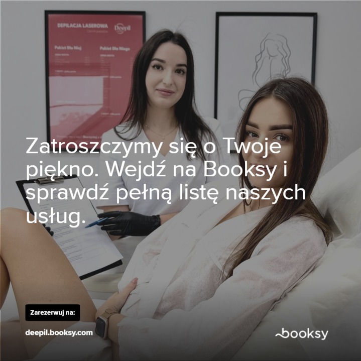 Klientka leży na leżance, przygotowana do zabiegu, obok stoi kosmetolog z czarnymi rękawiczkami trzymający dokumenty, w tle plakat z ofertą pakietów.