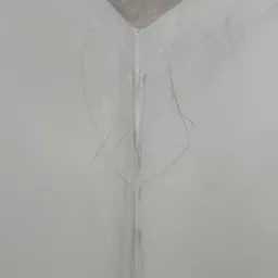 Szpachlowana ściana w rogu pomieszczenia z widocznymi śladami ołówka przed malowaniem.