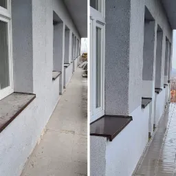 Dwa ujęcia tego samego balkonu z oknami, po lewej stronie widok z daleka, po prawej zbliżenie na odnowione okna z brązowymi parapetami. Na balkonie widoczne ślady po remoncie.