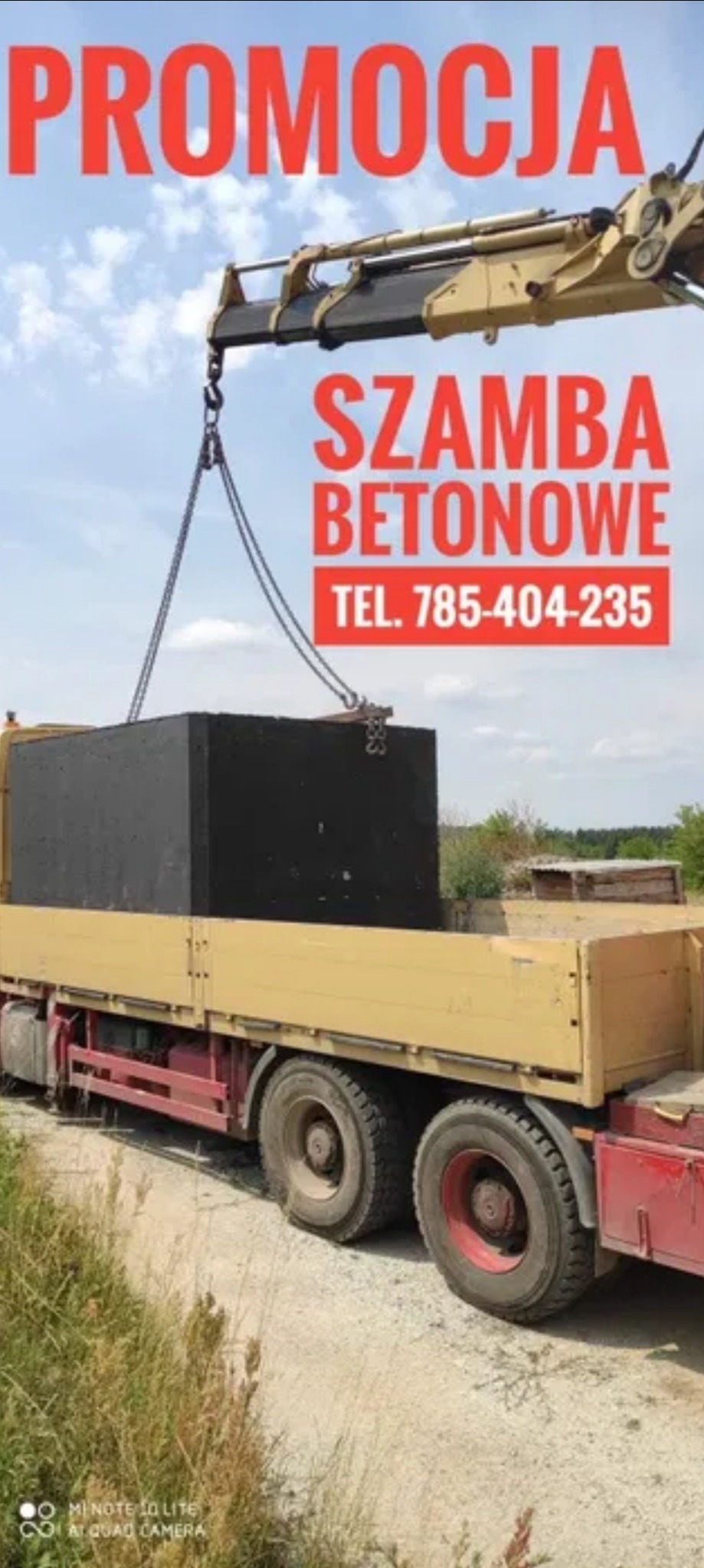 Żuraw samochodowy podnosi betonowy element na ciężarówkę. Na zdjęciu widoczny napis 'PROMOCJA' oraz numer telefonu.