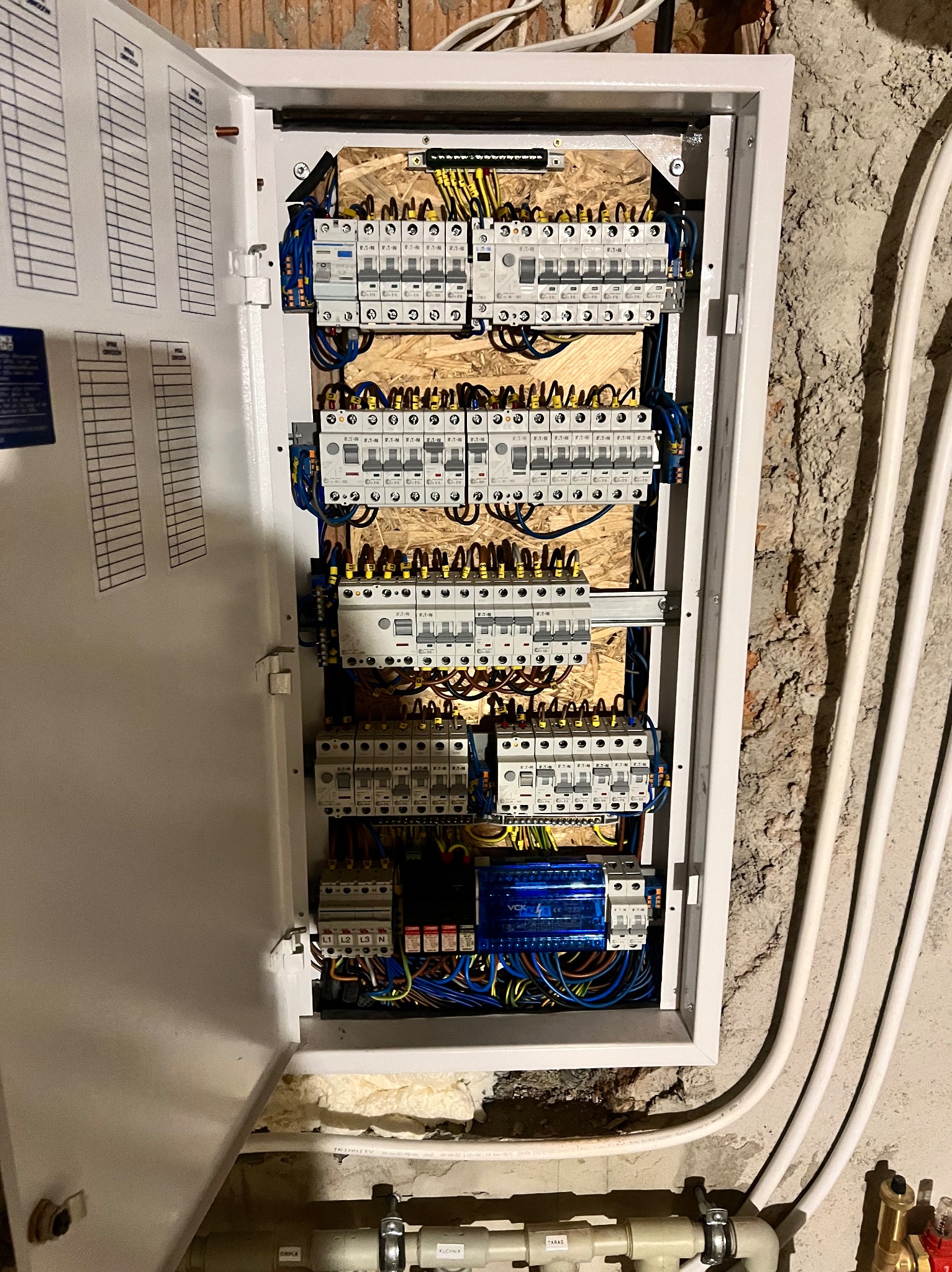 Rozdzielnica uszyta wieczorem w jedno popołudnie dla znajomego aby mógł uruchomić prąd na budowie